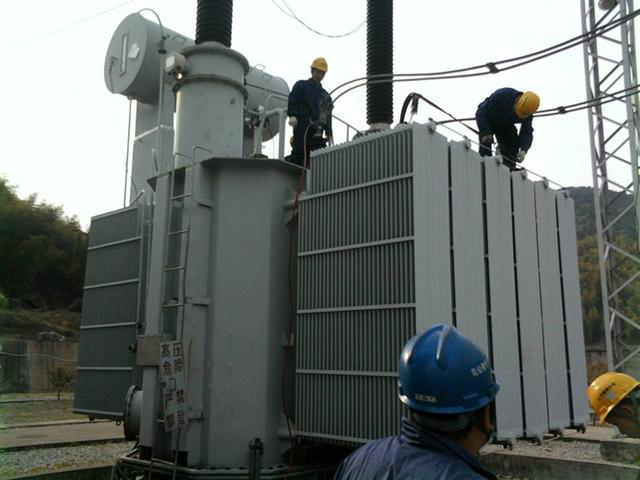 作業人員安全保護繩系在安全水平保護繩上，確保在變壓器本體上移動始終不會失去保護。