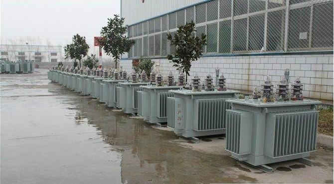 油浸式變壓器的保養(yǎng)如何去做？預(yù)防滲漏油：油浸式變壓器在油箱內(nèi)充滿變壓器油，裝配中依靠緊固件對耐油橡膠元件加壓而密封。